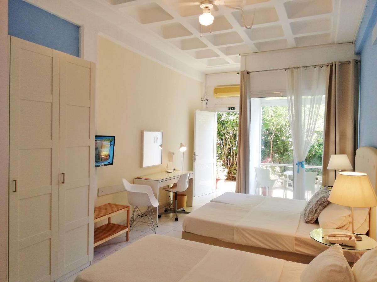 Homely 3*